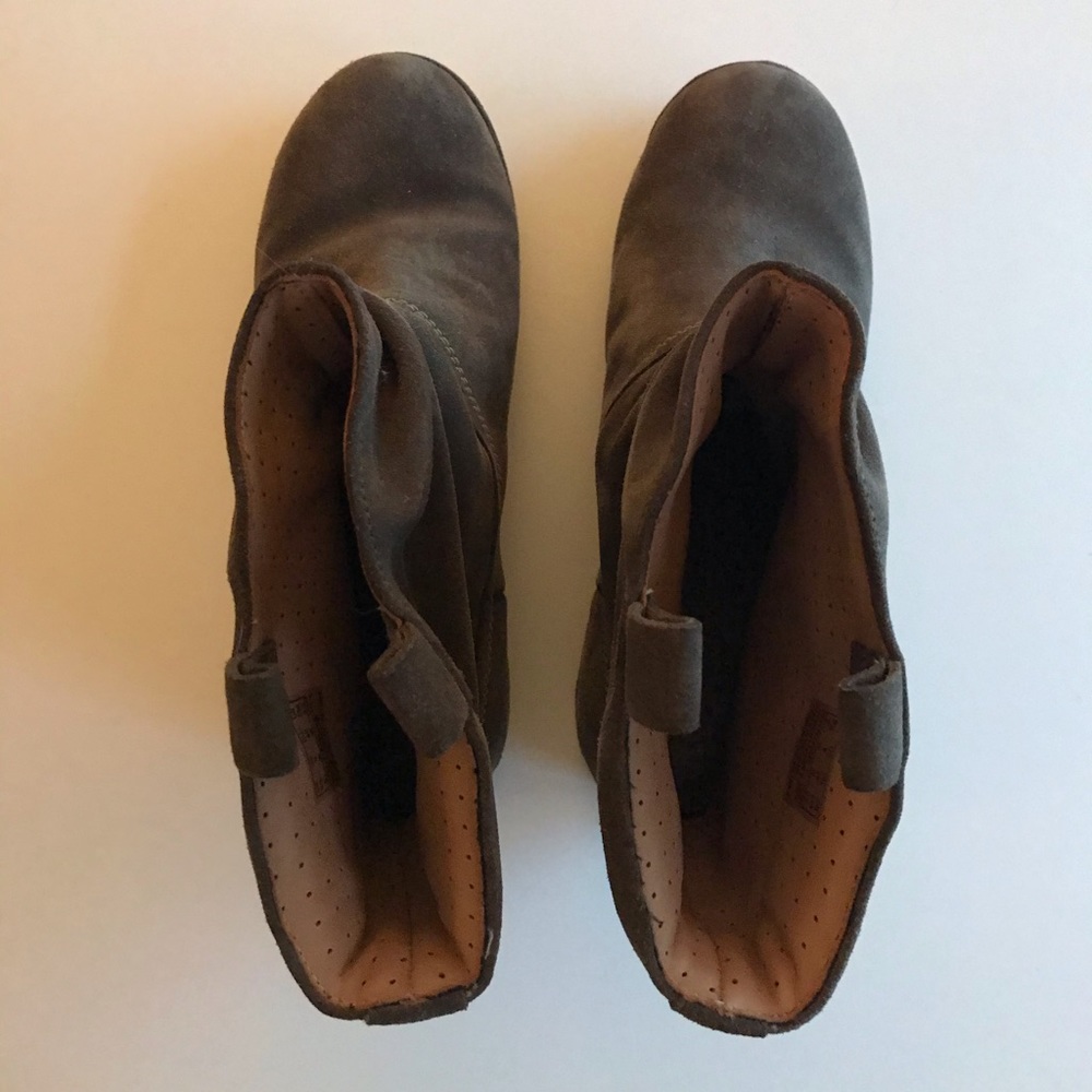 Like New Clarks Unstructured Suede Leather Boots - Picture 5 of 11
